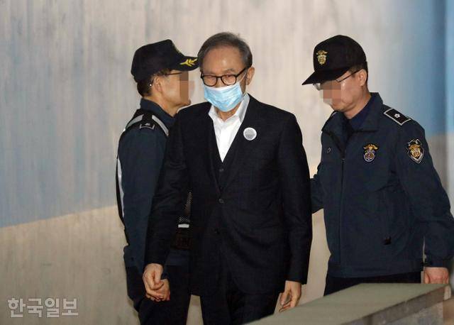 2018년 3월 6일 110억원대 뇌물수수와 350억원대 다스 횡령 등 혐의로 구속기소 된 이명박 전 대통령이 서울고법에서 열린 속행공판에 출석하기 위해 호송차에서 내려 법정으로 향하고 있다. 한국일보 자료사진