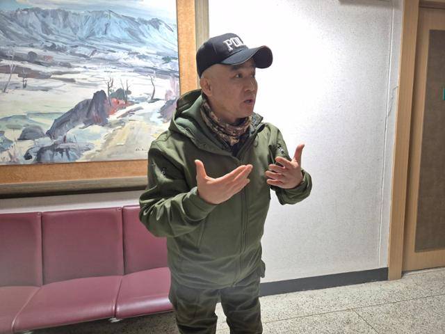 21일 박진재 자국민보호연대 대표가 대구지법에서 징역 1년 2개월을 선고 받은 뒤 자신의 입장을 밝히고 있다. 대구=김재현 기자