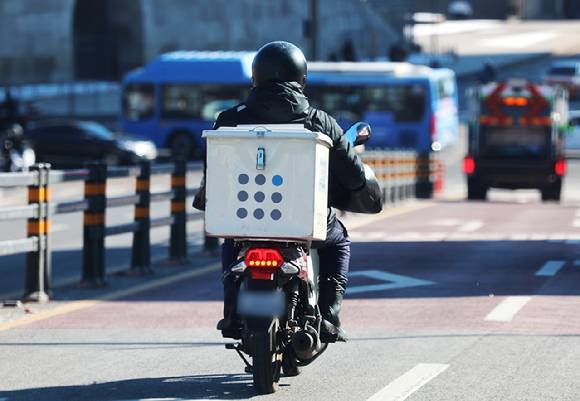 배달 플랫폼 수수료를 둘러싼 논쟁이 날이 갈수록 심화하고 있다. 오토바이를 탄 배달원이 도로를 달리고 있다. [사진=연합뉴스]