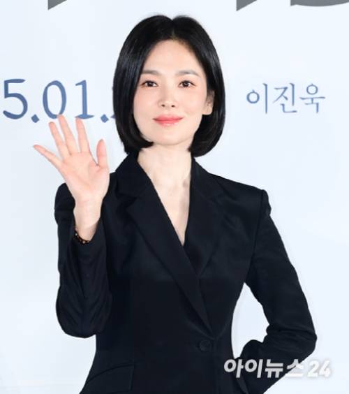 배우 송혜교가 지난달 서울 CGV 용산아이파크몰에서 열린 영화 '검은 수녀들'(권혁재 감독) 제작보고회에 참석하고 있다. [사진=정소희 기자]