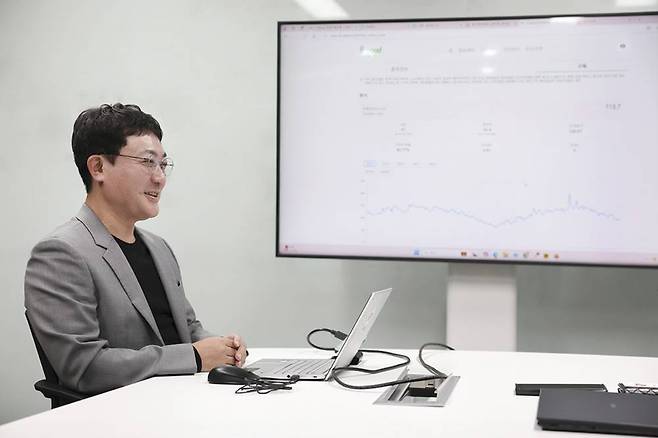 장세훈 대표가 비굿의 AI 기반 가격 추세 기술에 대해 설명 중이다 / 출처=IT동아