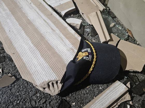 19일 윤석열 대통령에 대한 구속영장이 발부되자, 지지자들이 서부지법에 진입해 폭력사태를 일으켰다. 시위대들은 경찰을 향해 무차별 폭력을 가했다. 사진은 부서진 잔재 속에 포착된 경찰모. 이영근 기자