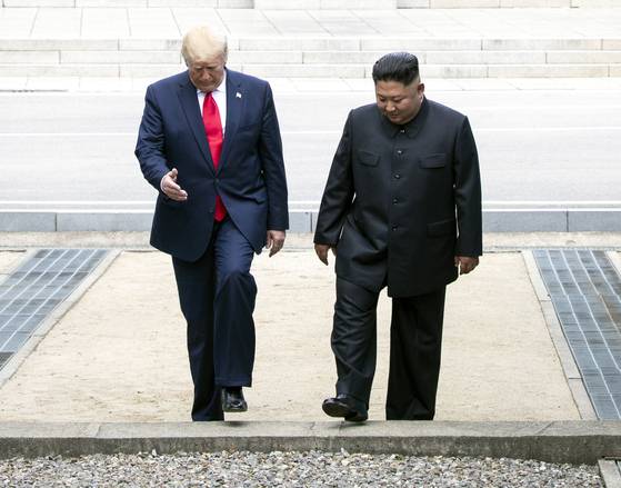 2019년 6월 도널드 트럼프 미국 대통령과 김정은 북한 국무위원장이 판문점 군사분계선 북측 지역에서 만나 인사한 뒤 남측 지역으로 넘어오고 있다. 연합뉴스