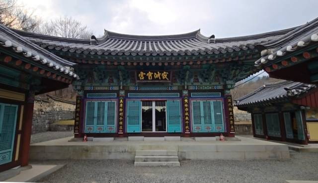 ▲ 1500년 고찰 고성 금강산 건봉사의 부처님 치아사리를 봉안한 적멸보궁에 지난해 12월 30일 개찰 이래 처음으로 ‘우담바라’로 추정되는 꽃이 피어난 것이 알려지자 전국의 불자·관광객들이 문전성시를 이루는 등 화제가 되고 있다. 건봉사 적멸보궁 모습. 전인수