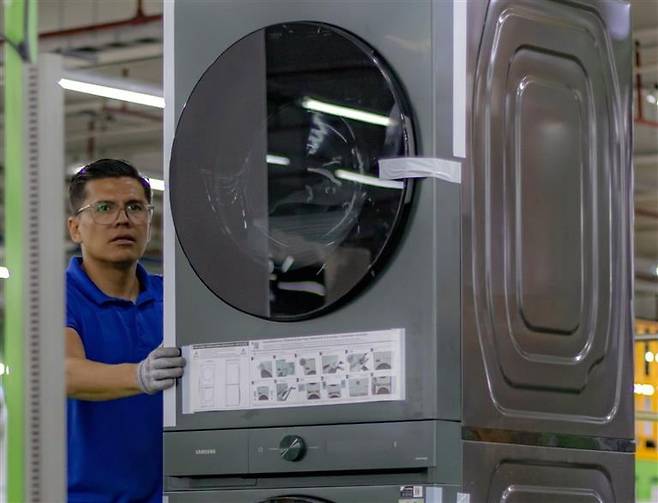 멕시코 케레타로에 있는 삼성전자 가전 공장에서 직원이 세탁기를 조립하고 있다. 연합뉴스