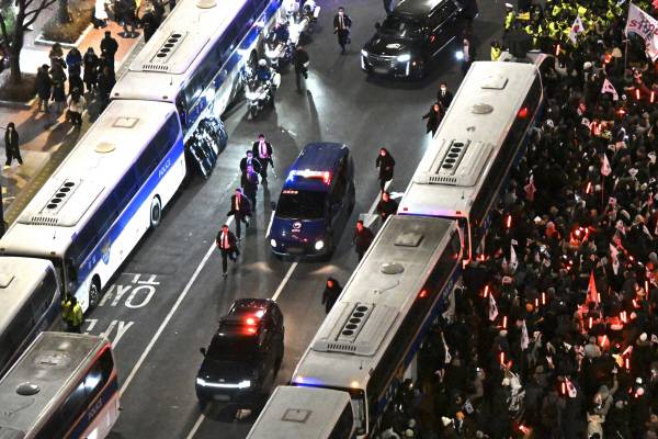 윤석열 대통령의 구속 전 피의자심문(영장실질심사)이 종료된 지난 18일 서울 마포구 서부지법 인근에서 윤 대통령이 탄 법무부 호송차량과 경호차량이 서울구치소로 향하고 있다. 사진은 기사 내용과 관련이 없음. 연합뉴스