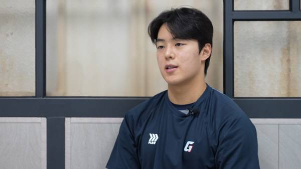 취재진의 질문에 답하고 있는 한태양 선수. 주연신인턴