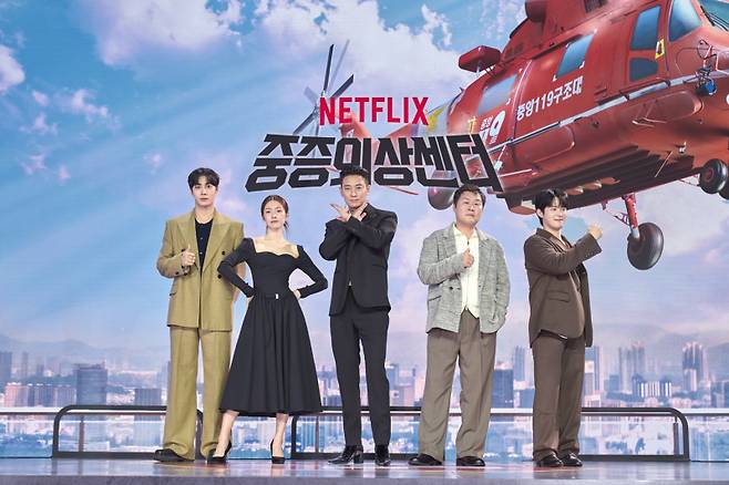 왼쪽부터 배우 추영우, 하영, 주지훈, 윤경호, 정재광이 21일 오전 서울 삼성동 그랜드 인터컨티넨탈 서울 파르나스 그랜드볼룸에서 열린 넷플릭스 시리즈 ‘중증외상센터’ 제작발표회에 참석해 포즈를 취하고 있다. 넷플릭스 제공