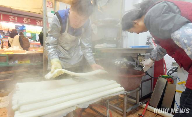 ‘모락 모락 피어오르는 김’설 연휴를 앞둔 21일 서울 송파구 마천동 마천중앙시장 내 떡집에서 사장 부부가 가래떡을 분주히 뽑고 있다. 물에 불린 쌀을 곱게 갈아서 시루에 쪄 김이 모락모락 나는 가래떡을 빼는 방앗간 풍경은 늘 정겹다.