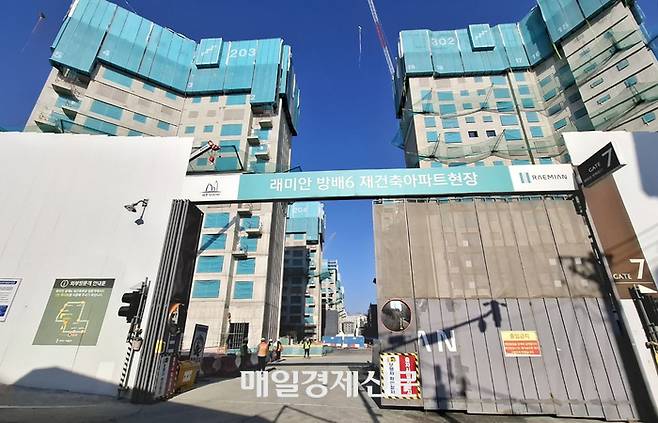 서울 서초구 방배동 방배6구역 재건축 단지인 ‘래미안 원페를라’ 공사 현장 모습. 이승환 기자