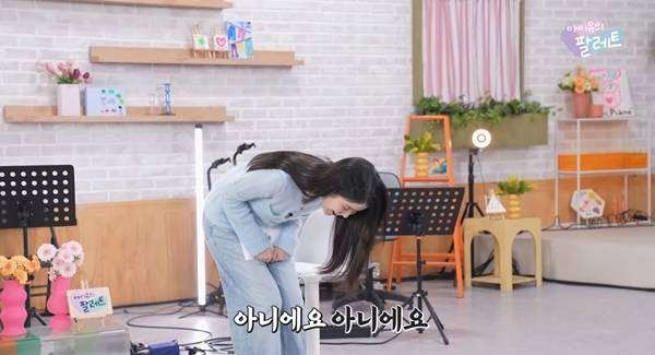가수 아이유가 후배 그룹 아이브를 향한 진심 어린 사과로 또 한 번 인간적인 면모를 드러냈다. 사진=‘팔레트’ 캡처