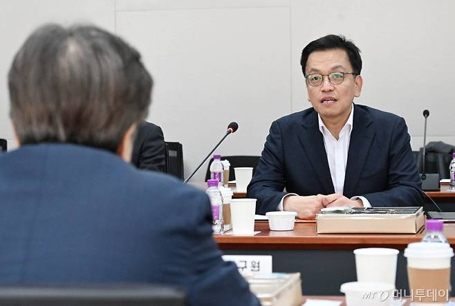 (서울=뉴스1) = 최상목 대통령 권한대행 부총리 겸 기획재정부 장관이 20일 세종특별자치시 한국개발연구원(KDI)에서 열린 '국책 연구기관장 오찬간담회'에서 인사말을 하고 있다. (기획재정부 제공) 2025.1.20/뉴스1  Copyright (C) 뉴스1. All rights reserved. 무단 전재 및 재배포,  AI학습 이용 금지. /사진=(서울=뉴스1)