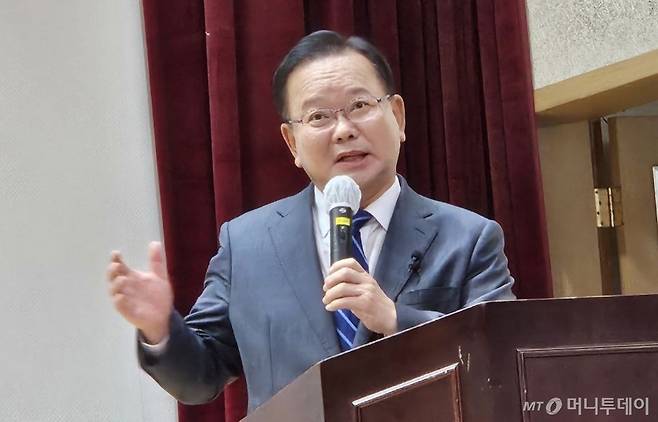 (서울=뉴스1) 김민지 기자 = 김부겸 전 국무총리가 17일 광주 조선대학교 서석홀에서 '지산학(지자체·기업·대학) 상생협력 글로컬 초청특강'을 하고 있다. (김부겸 전 국무총리 측 제공) 2024.10.17/뉴스1  Copyright (C) 뉴스1. All rights reserved. 무단 전재 및 재배포,  AI학습 이용 금지. /사진=(서울=뉴스1) 김민지 기자