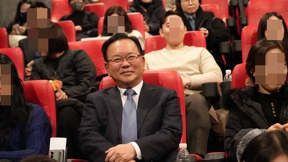 지난 20일 서울 여의도 CGV에서 열린 '하얼빈' 상영회에서 청년들과 영화 관람을 기다리고 있는 김부겸 전 국무총리/사진=김부겸 전 국무총리 측