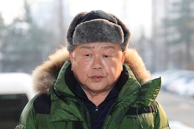 윤석열 대통령 부인 김건희 여사가 과거 유흥주점에서 일했다는 이른바 ‘쥴리 의혹’을 제기한 안해욱 전 대한초등학교태권도협회장이 20일 오후 피의자 신분으로 조사받기 위해 서울 서초경찰서에 도착해 취재진 질문에 답하고 있다. [연합]