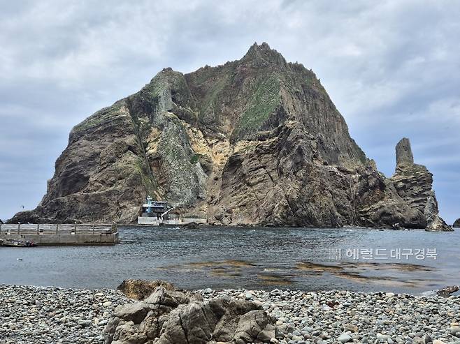동도에서 바라본 서도에 주민숙소가 보인다.(헤럴드 DB))