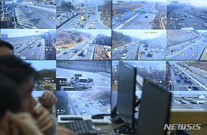 [성남=뉴시스] 김종택 기자 = 사진은 지난해 설 연휴를 하루 앞두고 경기도 성남시 궁내동 한국도로공사 교통센터에서 관계자들이 전국 고속도로 교통상황을 살펴보고 있다. 2024.02.08. jtk@newsis.com