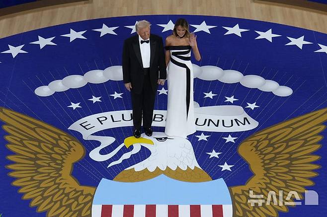[워싱턴=AP/뉴시스] 도널드 트럼프 미국 대통령과 부인 멜라니아 여사가 20일(현지 시간) 워싱턴에서 열린 '사령관 무도회'(Commander in Chief Ball) 무대에 들어서고 있다. 트럼프 대통령 취임 축하 무도회는 '사령관 무도회', '자유의 취임 무도회'(Liberty Inaugural Ball), '스타라이트 무도회'(Starlight) 등 3개로 구성된다. 2025.01.21.