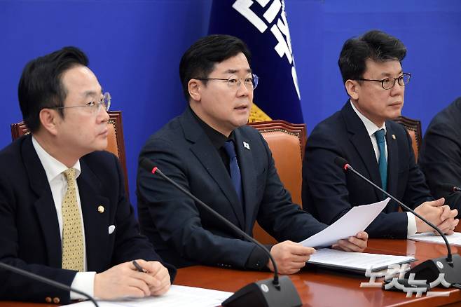 더불어민주당 박찬대 원내대표가 21일 서울 여의도 국회에서 열린 원내대책회의에서 모두발언을 하고 있다. 윤창원 기자