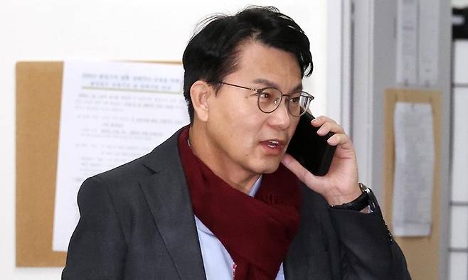 윤상현 국민의힘 의원이 14일 서울 여의도 국회 소통관에서 열린 현안 관련 기자회견에 참석하기에 앞서 누군가와 통화하고 있다. 뉴시스