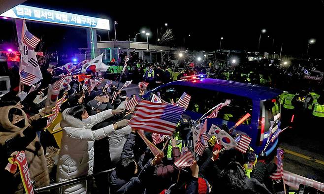 서울서부지방법원에서 열린 영장실질심사를 마친 윤석열 대통령이 탑승한 호송차량이 18일 오후 경기도 의왕시 서울구치소로 들어서고 있다. 공동취재