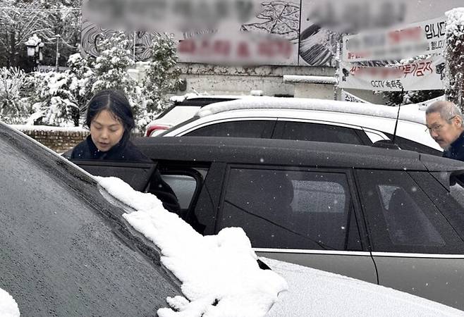 임신 초기인 지난해 11월 27일 하얀 눈이 내리던 날 경기도 양평 인근 식당을 김민희와 함께 찾은 홍상수 감독. 뉴스1