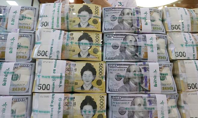 원화와 달러화. 뉴스1