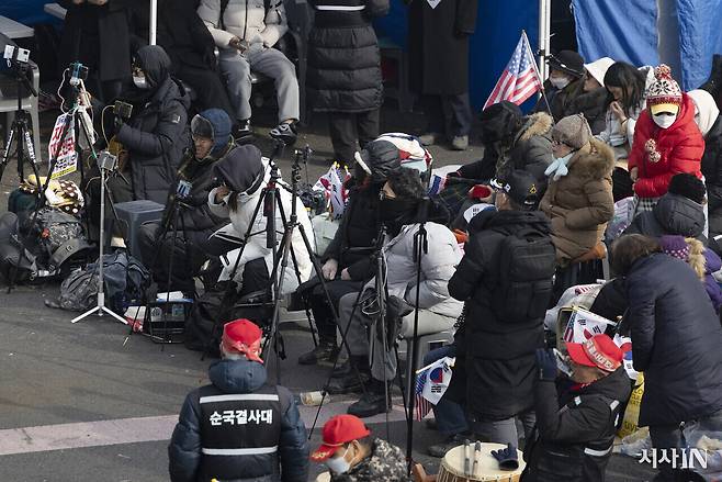 1월8일 대통령 관저 인근에서 유튜버들이 탄핵 반대 집회를 중계하고 있다. ⓒ시사IN 이명익