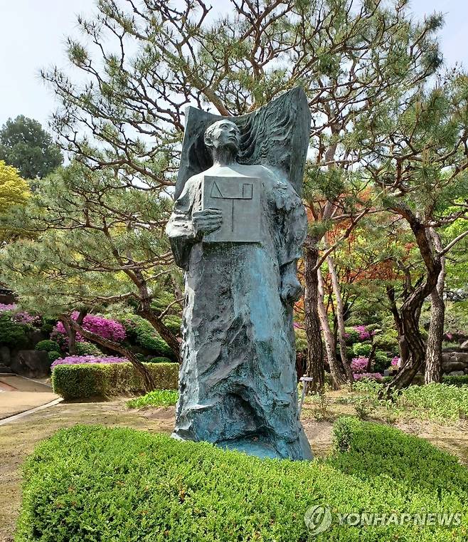 헌법의 수호자 [촬영 안 철 수] 2024.4.17, 헌법재판소 정원 내(1992년, 최의순)  (연합뉴스 DB)