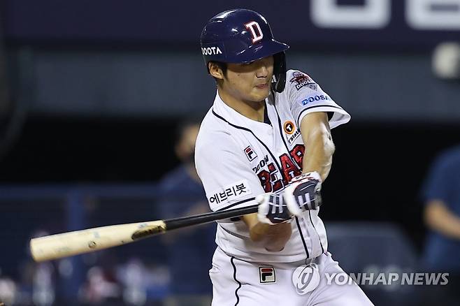 김대한의 1타점 2루타 (서울=연합뉴스) 서대연 기자 = 18일 서울 송파구 잠실야구장에서 열린 2022 프로야구 KBO리그 키움 히어로즈와 두산 베어스의 경기. 7회말 무사 1, 2루 두산 김대한이 1타점 2루타를 치고 있다. 2022.8.18 dwise@yna.co.kr