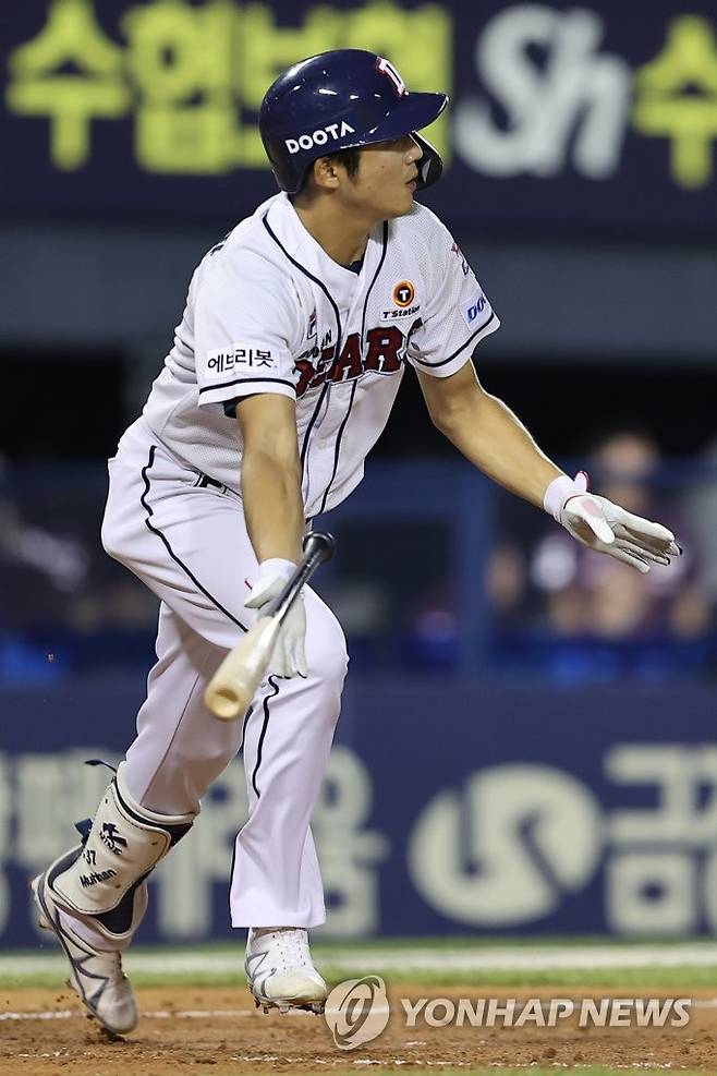 김대한의 1타점 2루타 (서울=연합뉴스) 서대연 기자 = 18일 서울 송파구 잠실야구장에서 열린 2022 프로야구 KBO리그 키움 히어로즈와 두산 베어스의 경기. 7회말 무사 1, 2루 두산 김대한이 1타점 2루타를 치고 있다. 2022.8.18 dwise@yna.co.kr