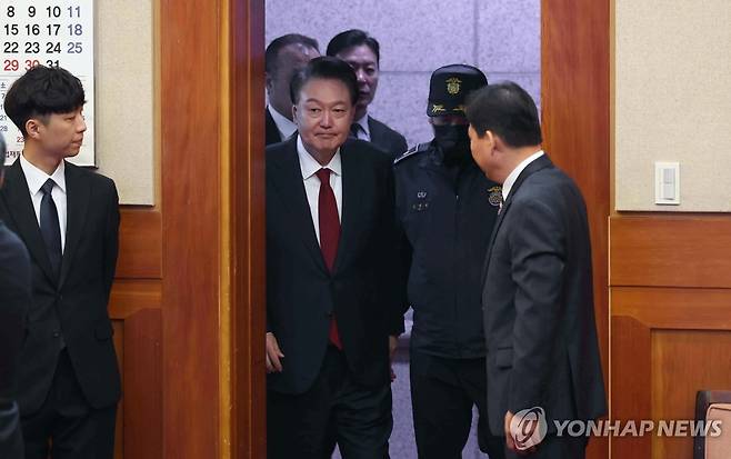 윤석열 대통령과 김성훈 경호처 차장 (서울=연합뉴스) 윤석열 대통령이 21일 오후 서울 종로구 헌법재판소에서 열린 탄핵심판 3차 변론에 출석하고 있다. 뒤편으로 김성훈 경호처 차장의 모습이 보인다. 2025.1.21 [사진공동취재단] photo@yna.co.kr