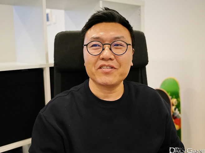 가볍게 즐기면서 뜨겁게 불타는 게임을 선보이고 싶다고 이야기하는 심진식 대표.