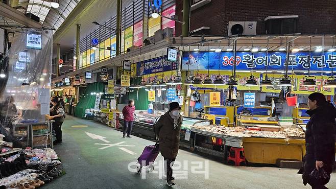 망원시장 내 통행로가 한산하다.(사진=김세연 기자)