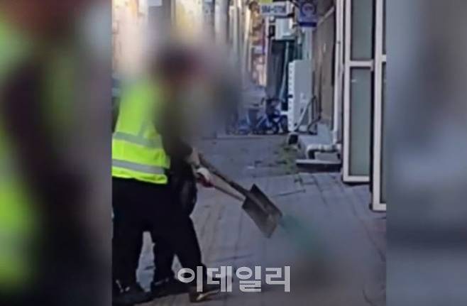 KBS뉴스에 보도 된 인천서구청 용역업체 직원들이 인도 위에서 고양이를 삽으로 죽이고 있는 모습. (사진=KBS뉴스 영상 캡처)