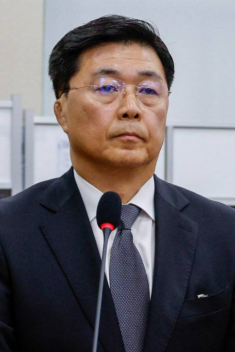 홍장원 전 국가정보원 1차장이 22일 오전 서울 여의도 국회에서 열린 윤석열 정부의 비상계엄 선포를 통한 내란 혐의 진상규명 국정조사 1차 청문회에 출석해 의원 질의를 듣고 있다. (사진=뉴스1)