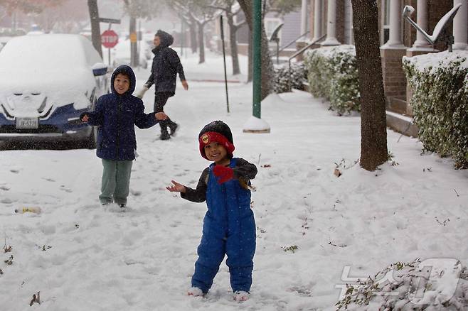 2025년 1월21일 눈이 내린 미국 텍사스주 휴스턴에서 아이들이 놀고 있다.ⓒ AFP=뉴스1
