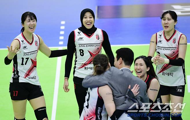 22일 수원체육관에서 열린 배구 V리그 여자부 현대건설과 정관장 경기. 3세트 동점이 되는 득점을 올린 부키리치와 기쁨을 나누는 고희진 감독. 수원=송정헌 기자songs@sportschosun.com/2025.01.22/