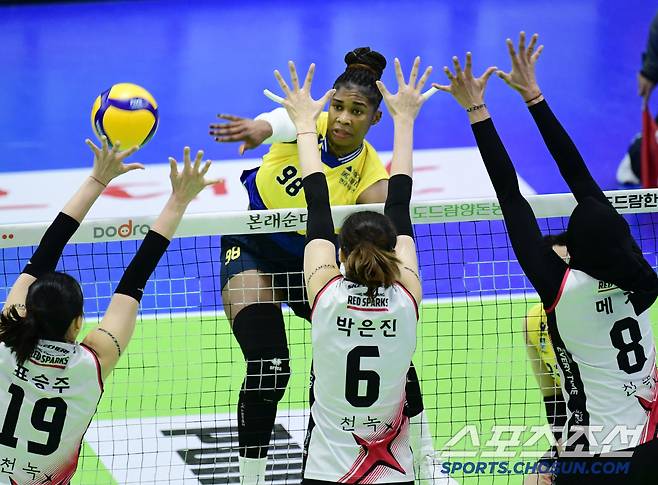 22일 수원체육관에서 열린 배구 V리그 여자부 현대건설과 정관장 경기. 현대건설 모마가 정관장 블로킹을 앞에 두고 스파이크를 날리고 있다. 수원=송정헌 기자songs@sportschosun.com/2025.01.22/
