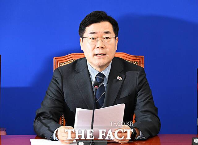 민주당은 최 권한대행에 대한 발언 수위를 끌어올리고 있다. 특검법의 도입 필요성에 대한 여론을 끌어올리는 것과 동시에 부결에 대한 최종적 책임을 정부와 여당에 넘기려는 의도로 해석된다. 사진은 박찬대 원내대표. /배정한 기자