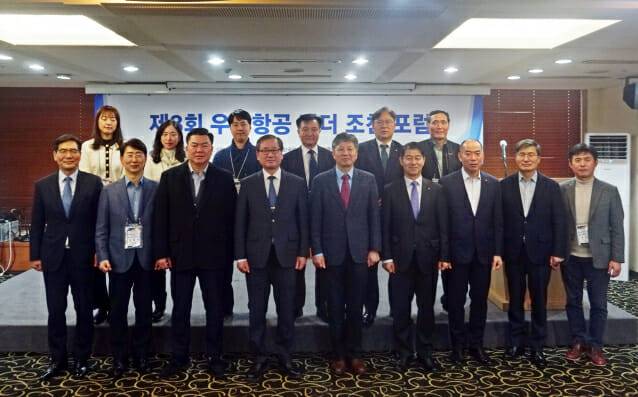 한국항공우주산업진흥협회가 22일 주최한 조찬포럼에서 참석자들이 기념촬영했다. 이날 행사에는 80여 명이 참석했다.(사진=한국항공우주산업진흥협회)