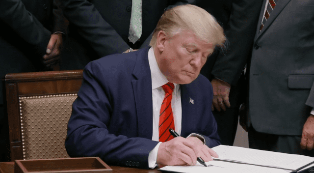 대통령 취임식에서 트럼프 대통령이 서명하고 있다. (사진=백악관 유튜브)