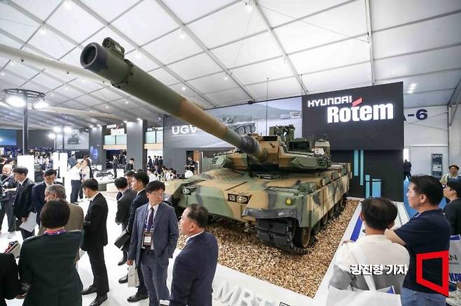 2일 충남 계룡대에서 열린 '대한민국 국제방위산업전시회'에서 현대로템의 K2전차가 전시돼 있다. 사진=강진형 기자aymsdream@