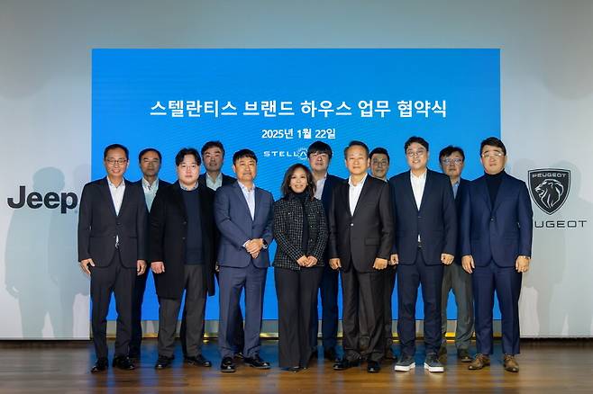 스텔란티스코리아가 22일 케이씨씨모빌리티(의정부, 안양, 서초), 비전오토모빌(수원, 대전, 천안, 세종), 렉스모터스(강남), 빅토리오토모티브(부산), 신창모터스(대구), 프리마모터스(일산), 경남오토모빌(창원) 등 7개 딜러사와 몬드리안 서울 이태원 호텔에서 '스텔란티스 브랜드 하우스' 업무 협약식을 진행했다.