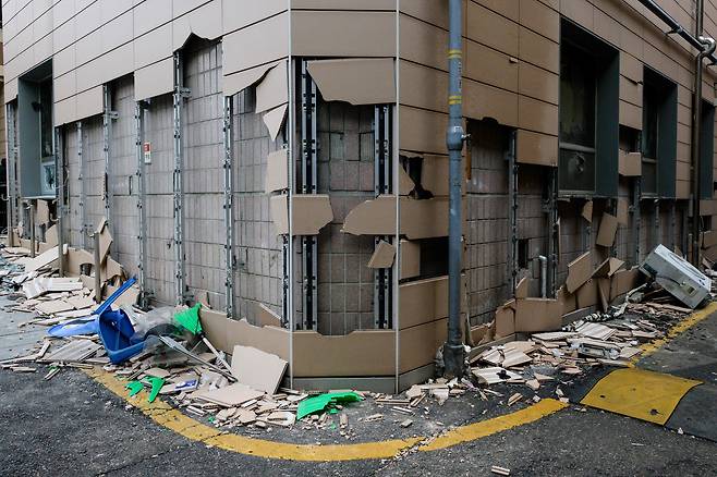 지난 20일 일부 윤석열 대통령의 지지자들이 구속영장 발부에 반발해 서울 서부지방법원에 난입해 기물을 파손하는 등 난동을 피웠다. 사진은 시위대에 의해 파손된 법원 외벽의 모습./AFP 연합뉴스