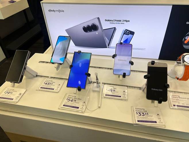 미국 캘리포니아주 새너제이 SAP센터 인근 엑스피니티 매장에 삼성 모바일 제품들이 전시돼 있다.ⓒ데일리안 이주은 기자