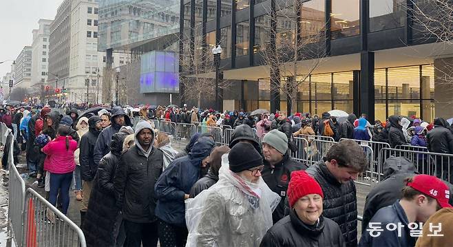 도널드 트럼프 미국 대통령의 취임을 하루 앞둔 19일(현지 시간) 오후 미국 워싱턴의 ‘캐피털원아레나’에 시민들이 몰려들고 있다. 2만 석 규모의 실내 경기장인 이곳에선 이날 트럼프 대통령의 승리를 자축하는 ‘마가(MAGA·미국을 다시 위대하게) 집회’가 열렸다. 워싱턴=신진우 특파원 niceshin@donga.com