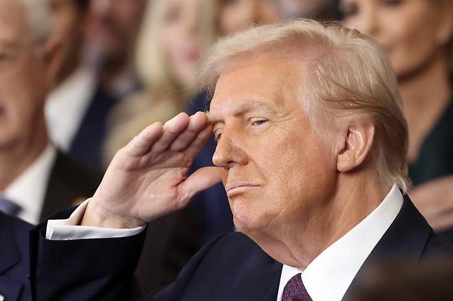 도널드 트럼프 미국 대통령이 20일(현지 시간) 미 연방의회 의사당 로툰다 홀에서 제47대 대통령 취임식을 마친 후 가수 크리스토퍼 마키오가 미국 국가를 부르는 동안 거수경례하고 있다. 2025.01.21 워싱턴=AP 뉴시스