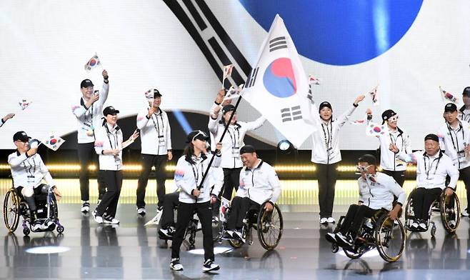 세계상이군인체육대회(인빅터스게임 2023)에 출전한 대한민국 대표선수단이 2023년 9월 9일(현지시간) 오후 독일 뒤셀도르프 메르쿠어 스필 아레나에서 열린 개막식에서 태극기를 앞세우고 입장하고 있다. 사진=국방부공동취재단
