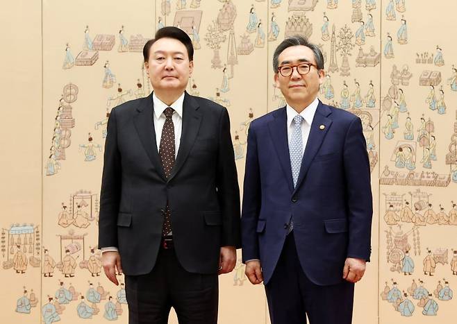 윤석열 대통령이 지난해 1월 16일 서울 용산 대통령실 청사에서 조태열 외교부 장관에게 임명장을 수여한 뒤 기념 촬영을 하고 있다. 사진=연합뉴스